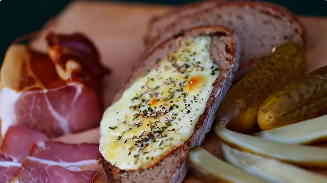 Croûtes au fromage et vin blanc